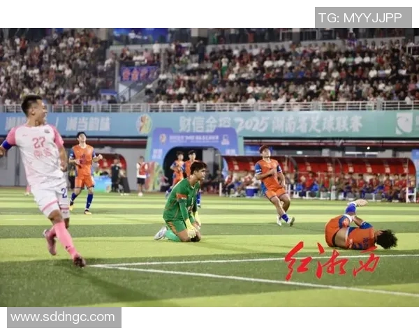 乌龙足球的奇妙瞬间揭秘：那些让人哭笑不得的意外进球故事